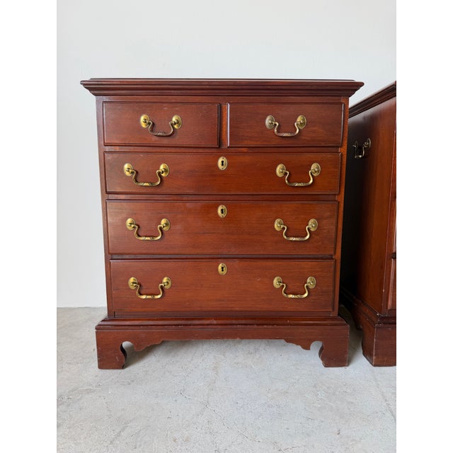 A handsome pair of vintage Link-Taylor Heirloom bedside tables, expertly crafted from solid mahogany in the timeless...