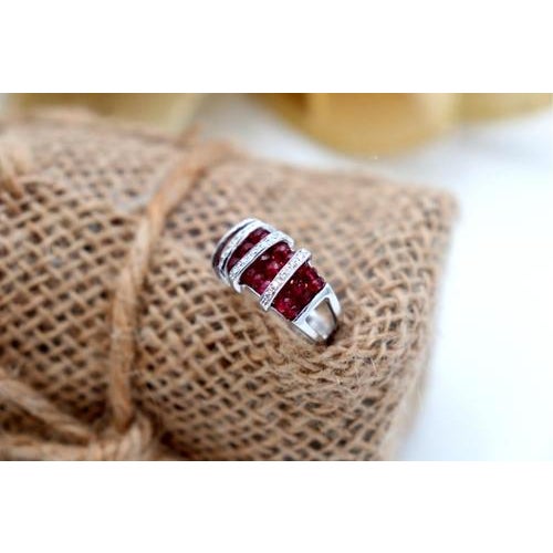White gold ring with four bands of 8/8 brilliant cut diamonds (25) and encrusted synthetic rubies. Metal: Gold. Origin:...