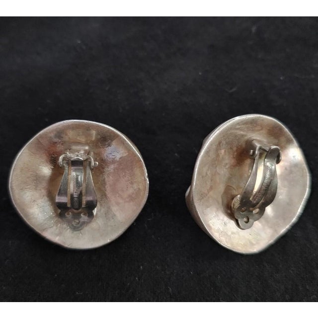 Here's a nice oversize pair of button earrings created by Robert Lee Morris circa late 1980s. These are silverplated and...