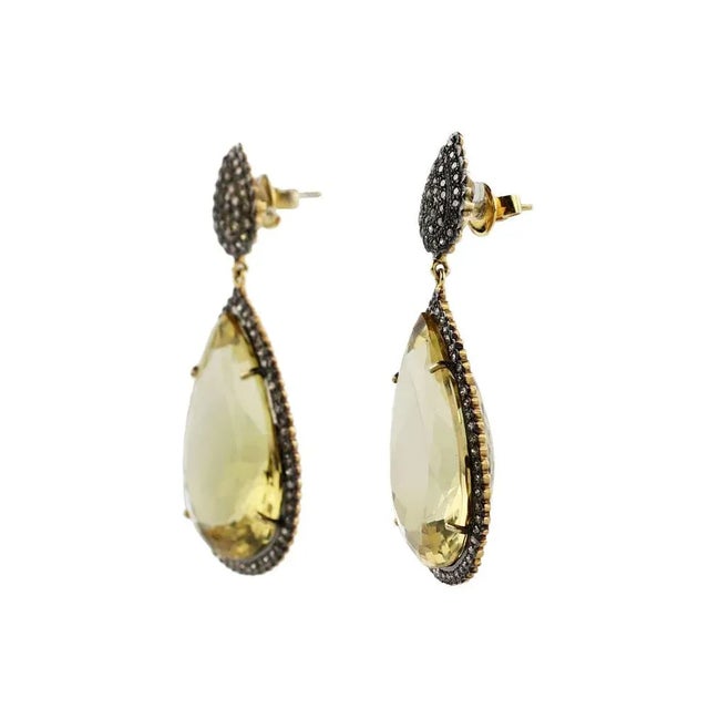 Large, drop-shaped topaz earrings in silver, in the original box and certified by Grenardi. Topaz 92 carats. Sterling...