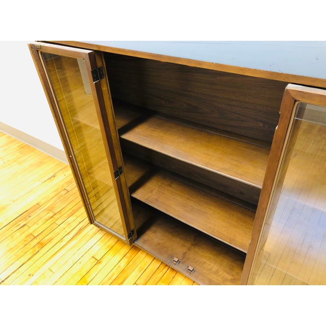Broyhill Mid Century Modern Broyhill Brasilia Display Case Shelving Unit on Custome Hairpin Legs For Sale - Image 4 of 8