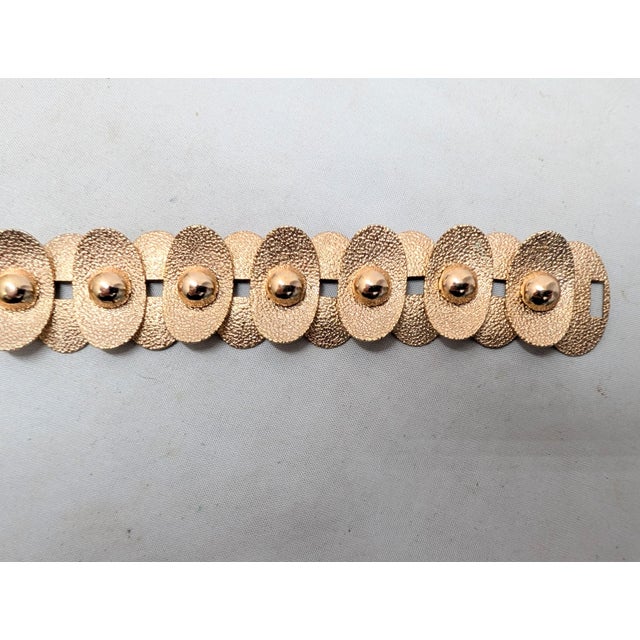 1950s Vintage 1950s Signed Napier Modernist Goldtone Textured Oval Link Bracelet For Sale - Image 5 of 8