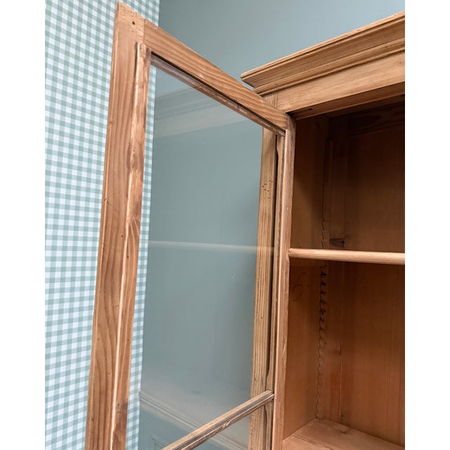 Vintage Display Case from Delagrave, 1931, in Restored conditions. Designed 1920 to 1949 This piece has an attribution...