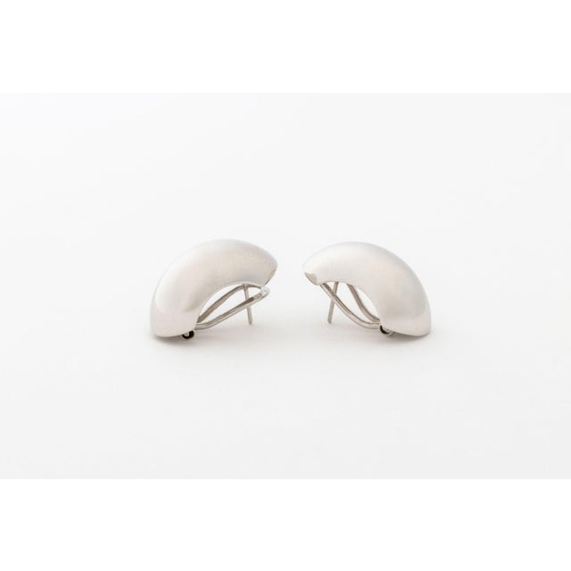 Mid 20th Century Carl F. Bucherer 18k White Gold Huggie Hoop Earrings For Sale - Image 5 of 7