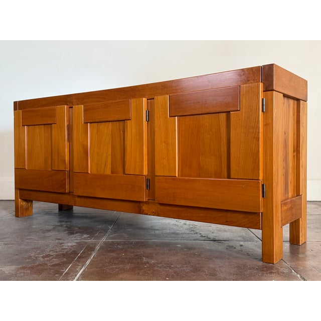 Beautiful vintage cabinet by Maison Regain, crafted in France in the 1970s from solid elm. Known for its dedication to...