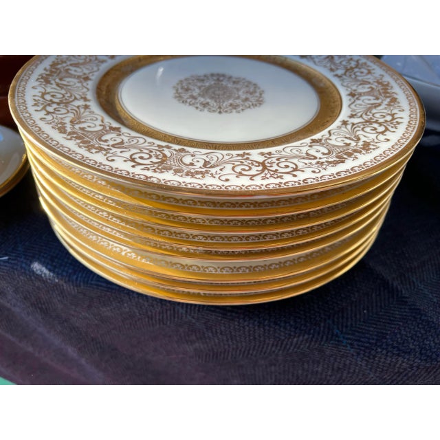Hollywood Regency 1970s Collection of Gold Detailed Dinner Plates- Set of 8 For Sale - Image 3 of 7