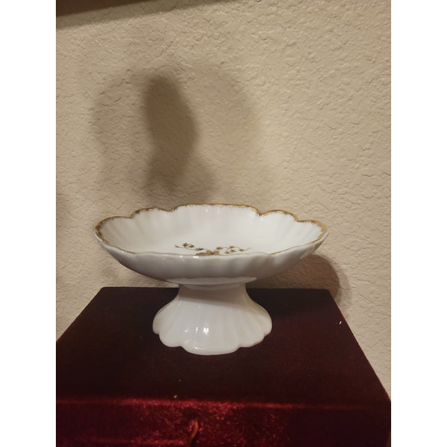 1960s Collector's Lefton Pedestal Soap Dish With Gold Trim and Floral Detailing. For Sale - Image 5 of 6