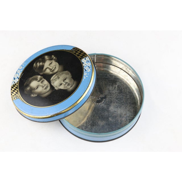 Tin Can of the Belgian Royal Family, 1930s For Sale - Image 4 of 11