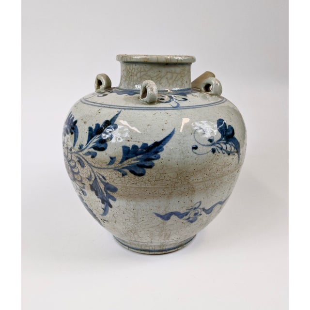 Blue and white wine jar with a floral motif. 16th-17th Century, Ming Dynasty