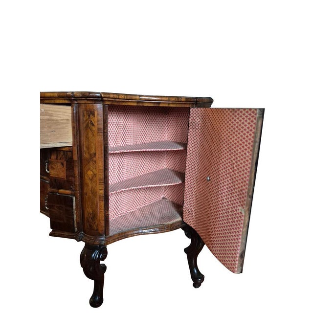 Baroque Inlaid Walnut and Burl Wood Commode with Serpentine Front and Cabriole Legs, 1780s For Sale - Image 16 of 17