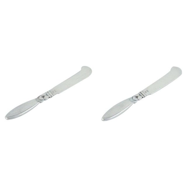 Georg Jensen Cactus. Two all-silver butter knives. Hallmarked after 1944. In perfect condition. Dimensions: Length 15.5 cm.