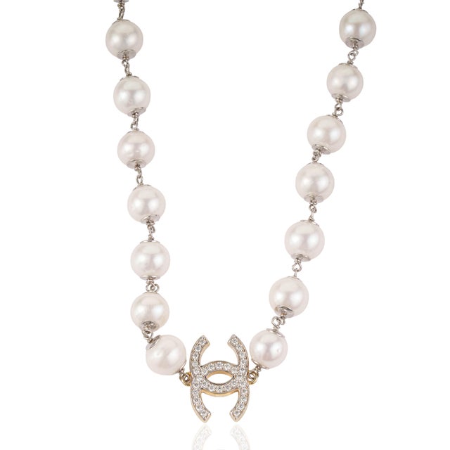 Modern Late 20th Century Style 222.67 Ct Pearl Station Necklace With Pavé Set Interlocking CC Accents For Sale - Image 3 of 12