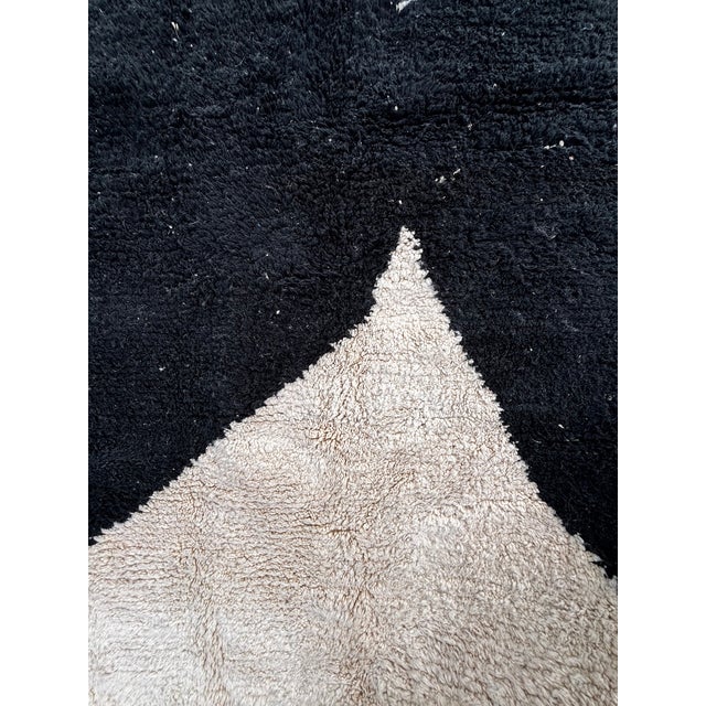 This exceptional Moroccan Beni Ouarain rug is a contemporary interpretation of a timeless Berber tradition. Handwoven in...