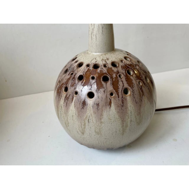 1970s Scandinavian Spherical Modern Ceramic Table Lamp, 1970s For Sale - Image 5 of 11