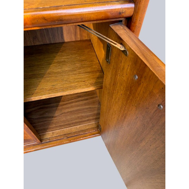 Auburn 1960s Beautiful Stanley Mid-Century Modern Hutch/China Cabinet For Sale - Image 8 of 9