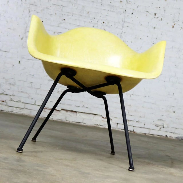 Awesome example of the Charles and Ray Eames LAX molded fiberglass arm shell chair for Herman Miller in one of the...