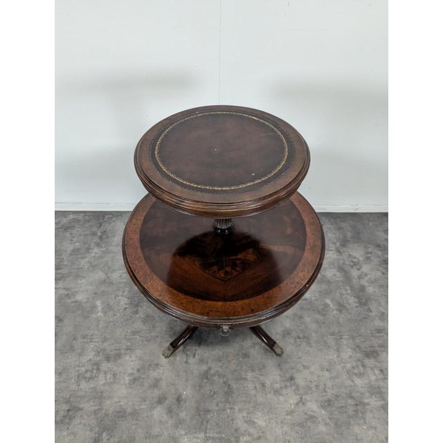 English Mahogany Display Stand with Lion Heads, in Very Good conditions.