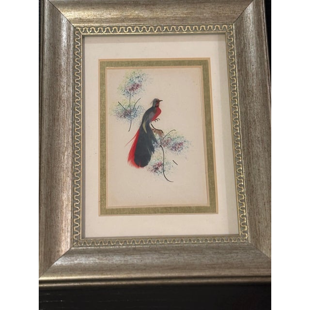 Offered is a unique pair of hand-painted chinoiserie style birds with real feather detail. This set features silver/gold...