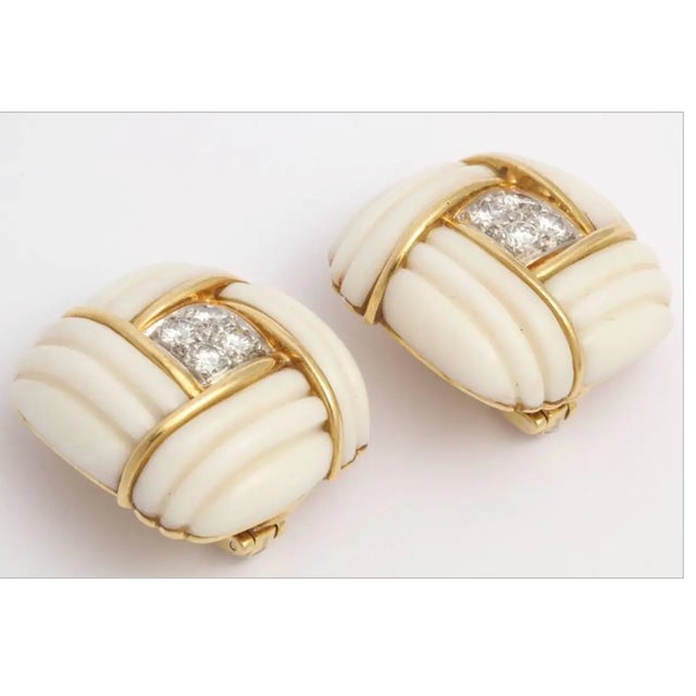 White Coral and 18kt Yellow Gold Clip-on Earrings Vintage 60s For Sale In New York - Image 6 of 7