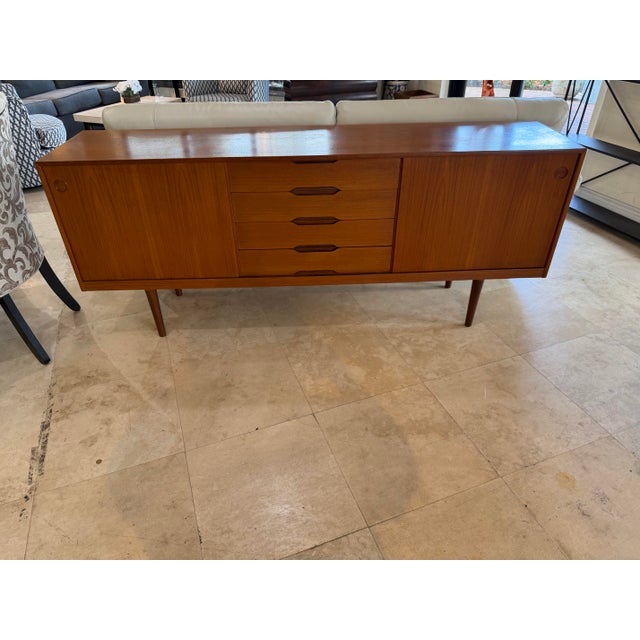 Bring the pinnacle of 1960s Norwegian design into your space with this exceptional Mid-Century Modern teak sideboard...