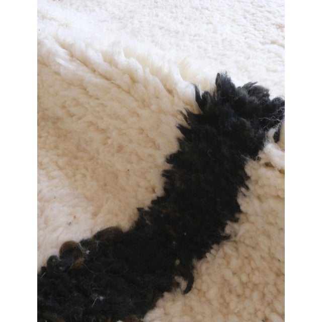 Modern Moroccan Wool Rug - 8.2 X 6.3 Ft For Sale - Image 4 of 8