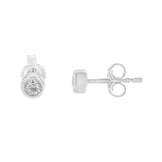 Shine like a diamond by wearing these elegant stud earrings. Fashioned in a contemporary bezel frame, these earrings are...