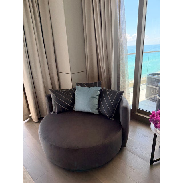 Fendi Casa Velvet Lounge Sofa – Sculptural Statement Piece Elevate your space with this stunning Fendi Casa lounge sofa, a...