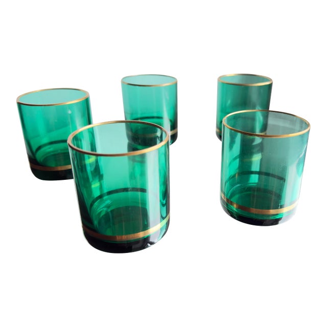 1950s Mid-Century Modern Emerald Green Whiskey Glasses With Gold Rim - Set of 5 For Sale