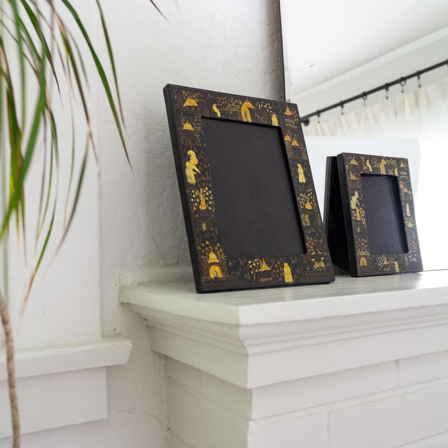 1920s Pair of Vintage Hand Painted Black Lacquered Chinoisere Picture Frames For Sale - Image 5 of 13