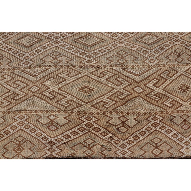Ivory Geometric Pattern Turkish Vintage Flatweave Kilim Rug in Ivory and Brown For Sale - Image 8 of 11
