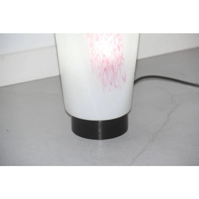 This table lamp was produced by VeArt in Italy. It is made of Murano glass and dates from the 1970s. Up to 250V (Europe/UK...