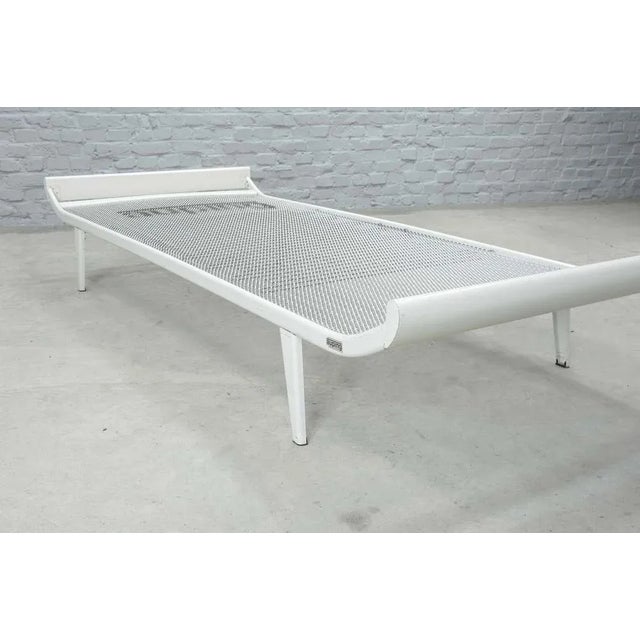 The Cleopatra sofa daybed breaks with the design of all previous beds. A.R. (Dick) Cordemeijer is commissioned by Auping...