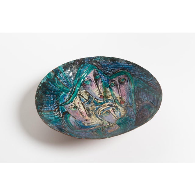 This hand-hammered copper bowl shows a motif with four -presumably- female heads and is executed in the typical style of...