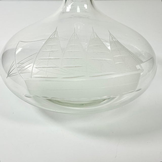 1970s Vintage Nautical Coastal Hollywood Regency Etched Four Mast Ship Crystal Decanter. For Sale - Image 6 of 9