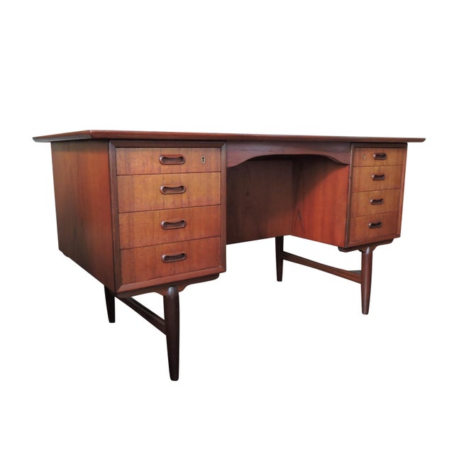 Mid-Century Danish Teak Desk, 1960s, in Good conditions. Designed 1960 to 1969