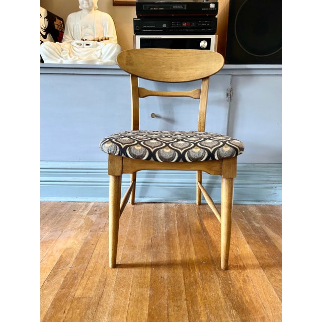 This beautiful MCM chair is perfect for use as a desk chair, bedroom or accent chair as needed in your MCM interior. Made...