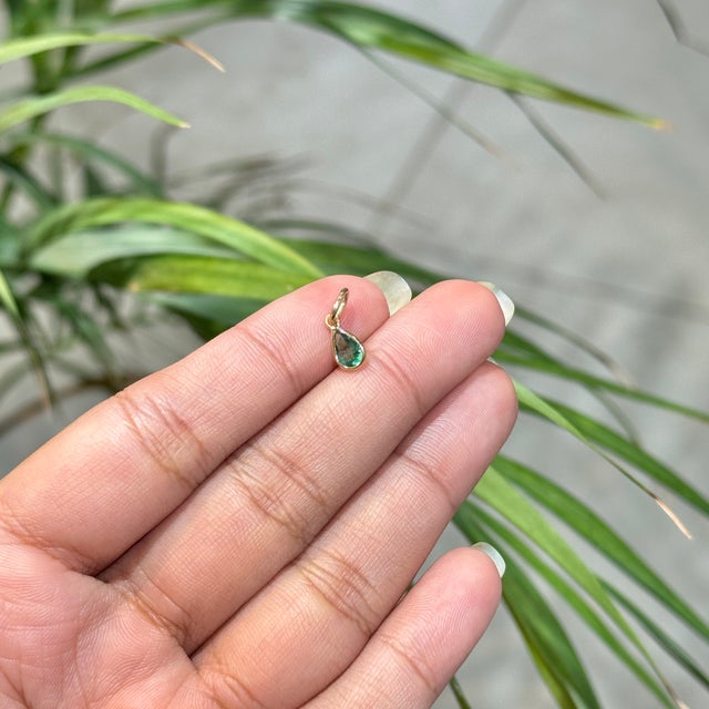 Contemporary Minimalist 14k Gold Charm Fine Jewerlry Peardrop Emerald Pendant for Her For Sale - Image 3 of 16