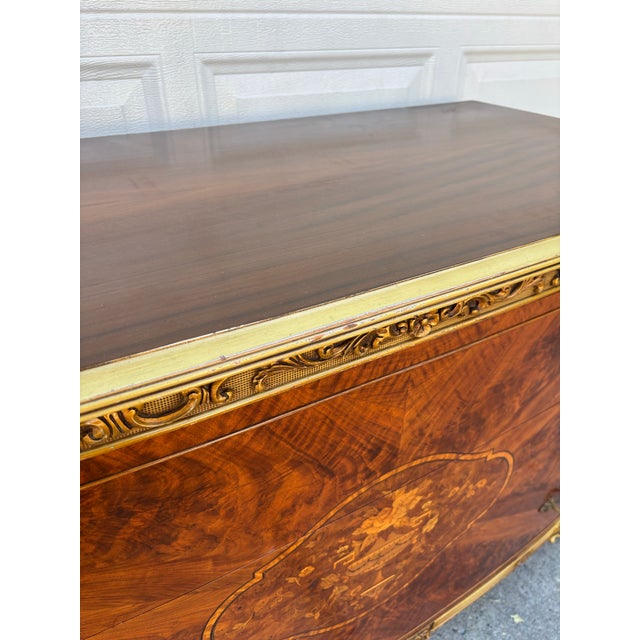 Mid 20th Century French Provincial Dresser | Hollywood Regency Burl Walnut Marquetry & Gilt Bombe Chest For Sale - Image 4 of 11