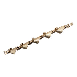 Vintage 1950s Signed Napier Goldtone Ribbon Link Bracelet For Sale