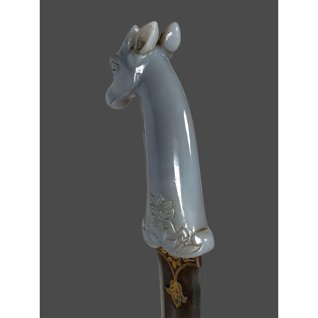 Gray Khanjar dagger in chalcedony with a giraffe head, INDIA, Mughal Dynasty (1526-1857) For Sale - Image 8 of 8