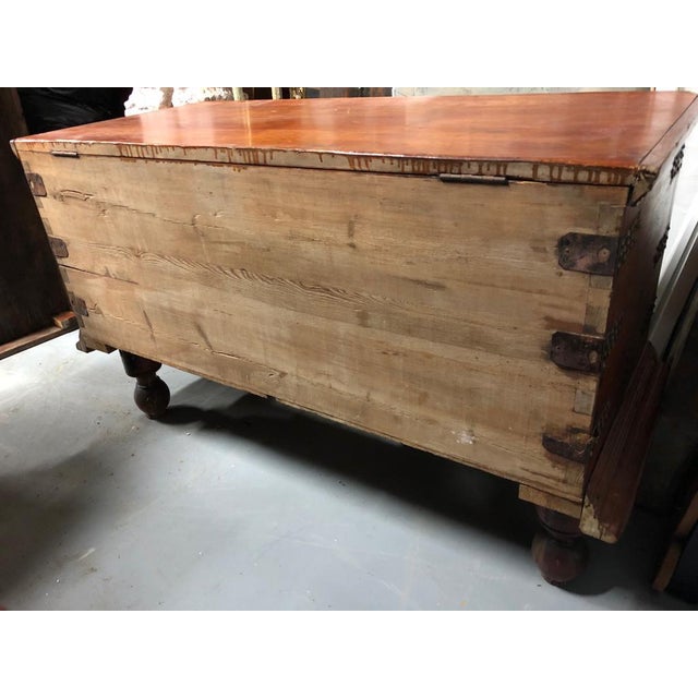 17th Century Oak Coffer / Trunk / Bench For Sale In Miami - Image 6 of 8