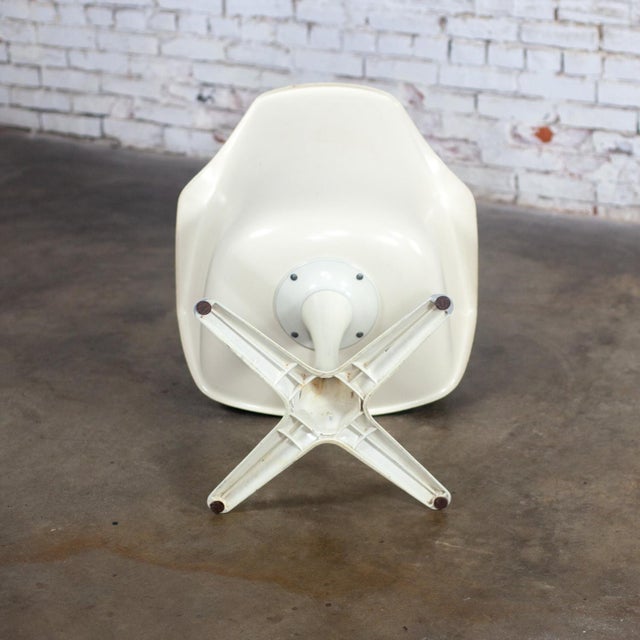 Mid-20th Century MCM Burke Tulip Armchair No 116 With White Shell Round Stationary Base & Black Cushion For Sale - Image 15 of 17