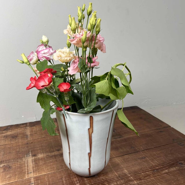 Stylish, minimalist Japanese ikebana vase from the Shōwa era. Dimensions: height 23 cm, diameter 19 cm. The vase is in...