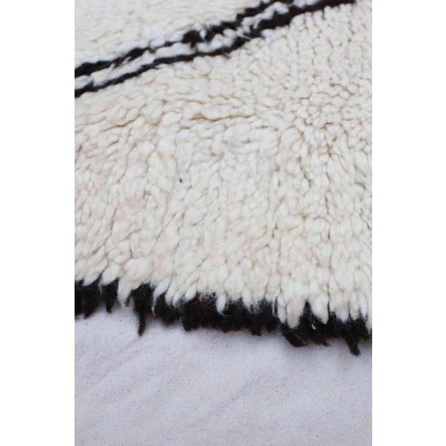 Mid-Century Modern Beni Ourain Rug - 4'7" X 6'9" Ft For Sale - Image 3 of 6