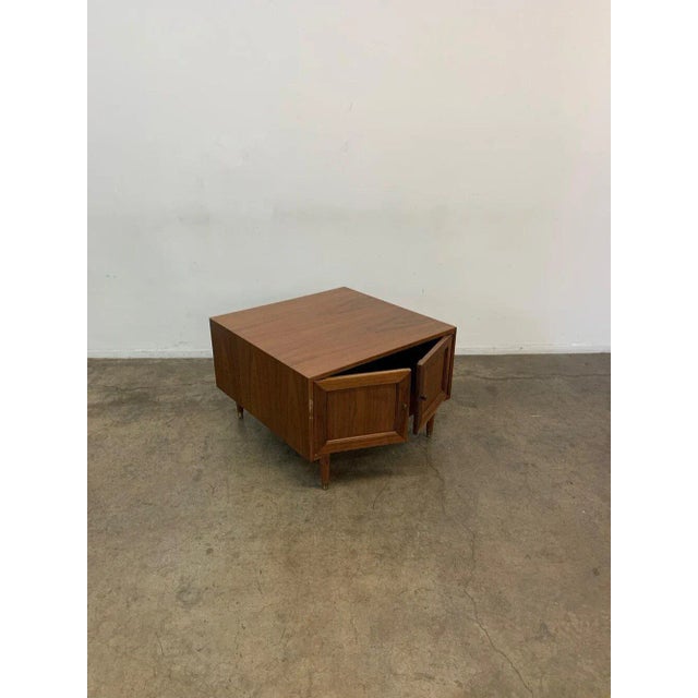 1960s Minimal walnut side table For Sale - Image 4 of 13
