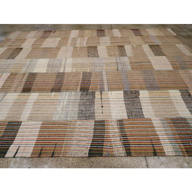 Galerie Shabab Collection Mid-20th Century Handmade Turkish Flatweave Kilim Room Size Carpet For Sale - Image 4 of 8