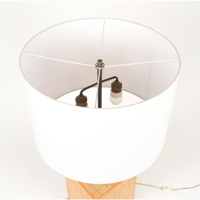 White Mid-Century Rattan, Wicker and Brass Table Lamp in the style of Vivai del Sud, Italy, 1960s For Sale - Image 8 of 15