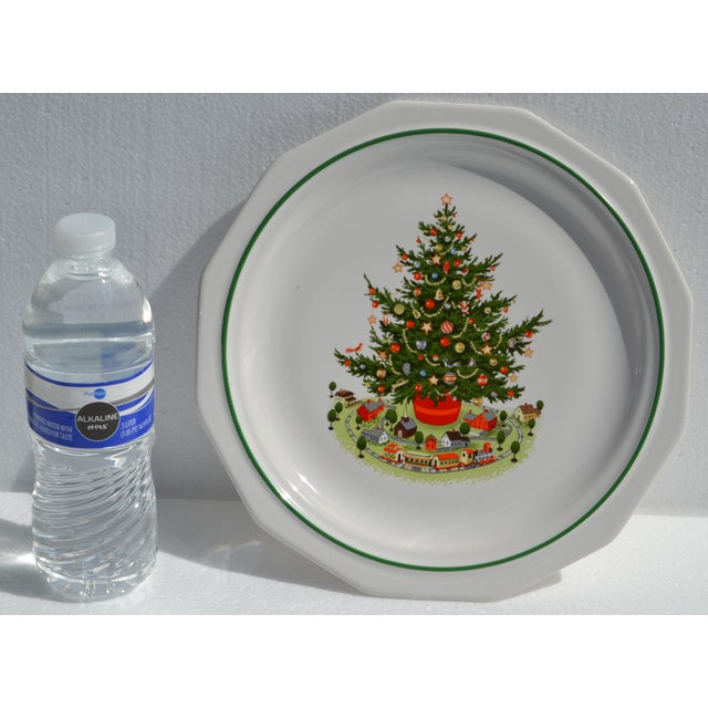 1980s 1980s Christmas Heritage Collectible Dinnerplate 10 Inches Diameter by Pfaltzgraff For Sale - Image 5 of 13