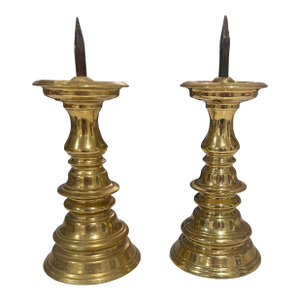 Pair of 1970s Virginia Metalcrafters Colonial Williamsburg Candlesticks With Pricket
