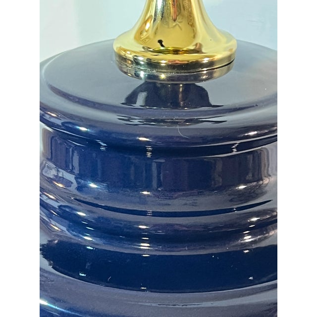 1960s Vintage Hollywood Regency Cobalt Blue Fluted Ginger Jar Table Lamp on Brass Stand For Sale - Image 5 of 12